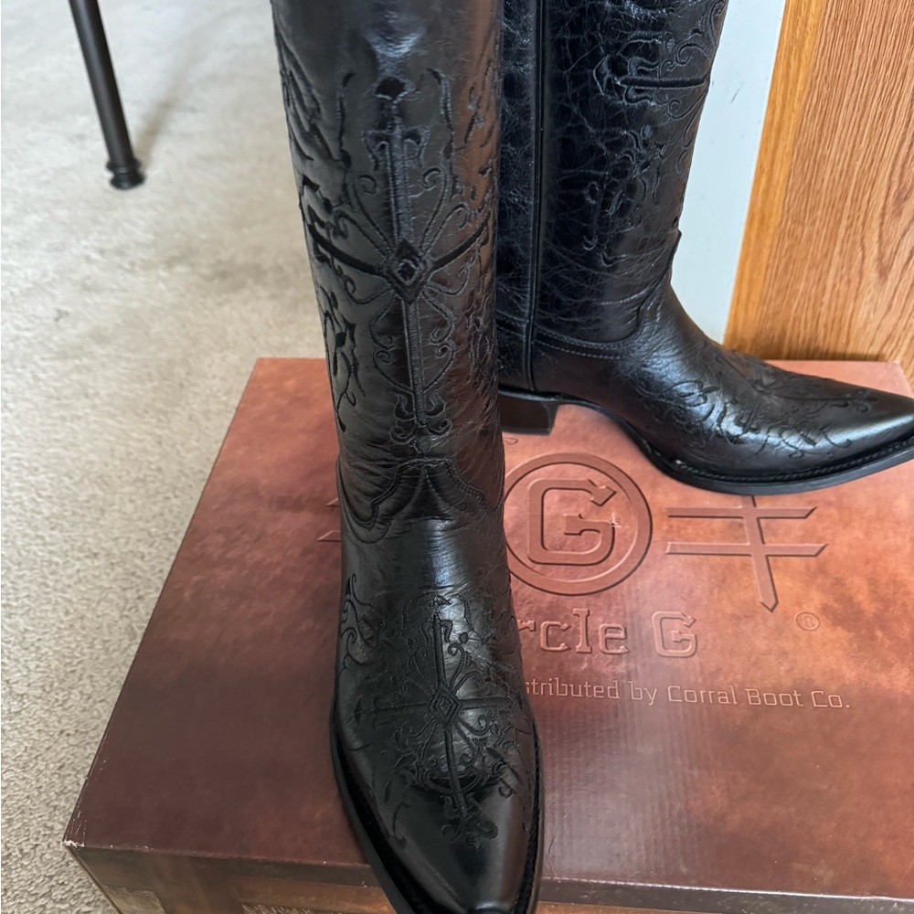 Circle G by Corral boots size 8 cowgirl boots. FIT LIKE A 9 or 8 1/2 depending!!